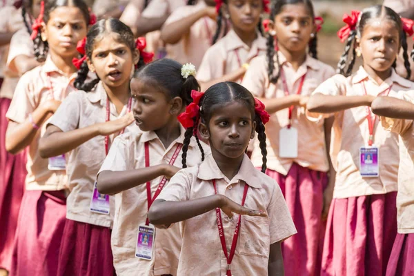 Belgesel yayın görüntü. Pazartesi sabahı üniformalar öğrencilerle okul geçit Hindistan,