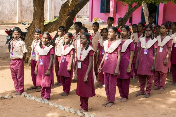 Belgesel yayın görüntü. Pazartesi sabahı üniformalar öğrencilerle okul geçit Hindistan,