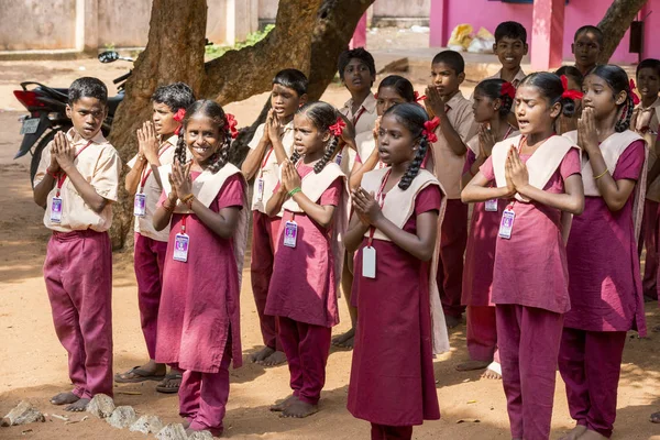 Belgesel yayın görüntü. Pazartesi sabahı üniformalar öğrencilerle okul geçit Hindistan,