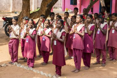 Belgesel yayın görüntü. Pazartesi sabahı üniformalar öğrencilerle okul geçit Hindistan,
