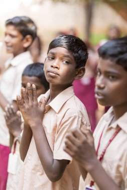 Belgesel yayın görüntü. Pazartesi sabahı üniformalar öğrencilerle okul geçit Hindistan,