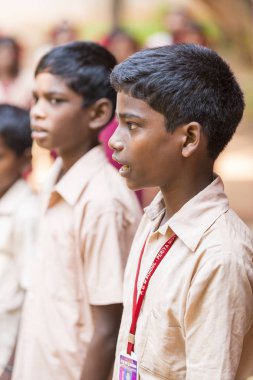 Belgesel yayın görüntü. Pazartesi sabahı üniformalar öğrencilerle okul geçit Hindistan,