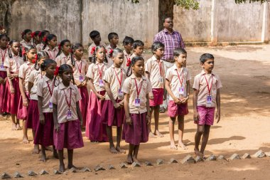 Belgesel yayın görüntü. Pazartesi sabahı üniformalar öğrencilerle okul geçit Hindistan,