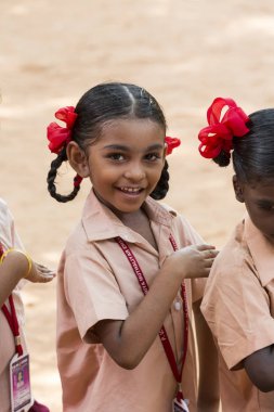 Belgesel yayın görüntü. Pazartesi sabahı üniformalar öğrencilerle okul geçit Hindistan,