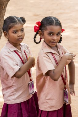 Belgesel yayın görüntü. Pazartesi sabahı üniformalar öğrencilerle okul geçit Hindistan,