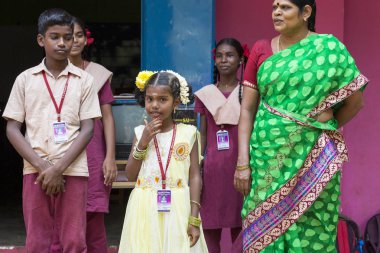 Belgesel yayın görüntü. Pazartesi sabahı üniformalar öğrencilerle okul geçit Hindistan,