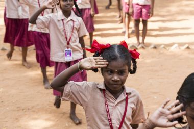 Belgesel yayın görüntü. Pazartesi sabahı üniformalar öğrencilerle okul geçit Hindistan,