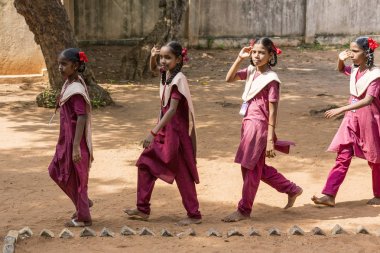 Belgesel yayın görüntü. Pazartesi sabahı üniformalar öğrencilerle okul geçit Hindistan,