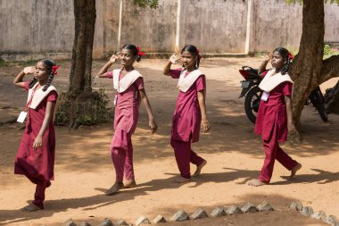 Belgesel yayın görüntü. Pazartesi sabahı üniformalar öğrencilerle okul geçit Hindistan,