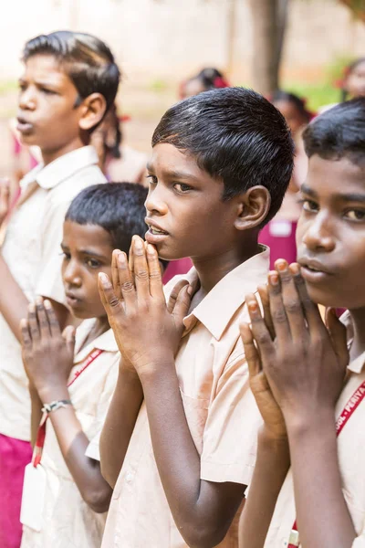Belgesel yayın görüntü. Pazartesi sabahı üniformalar öğrencilerle okul geçit Hindistan,