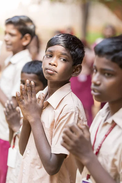 Belgesel yayın görüntü. Pazartesi sabahı üniformalar öğrencilerle okul geçit Hindistan,