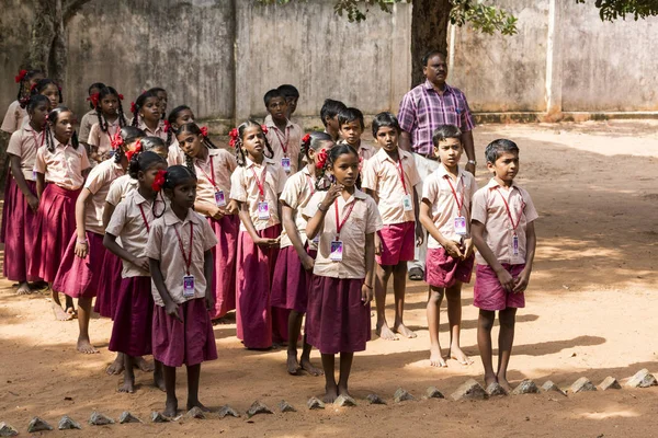Belgesel yayın görüntü. Pazartesi sabahı üniformalar öğrencilerle okul geçit Hindistan,