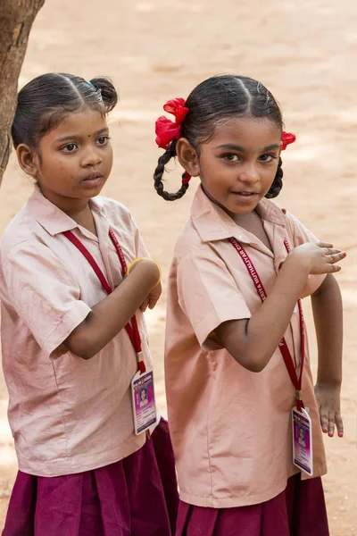 Belgesel yayın görüntü. Pazartesi sabahı üniformalar öğrencilerle okul geçit Hindistan,