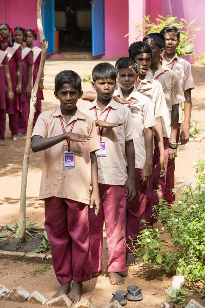 Belgesel yayın görüntü. Pazartesi sabahı üniformalar öğrencilerle okul geçit Hindistan,