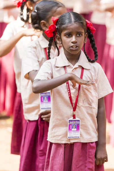 Belgesel yayın görüntü. Pazartesi sabahı üniformalar öğrencilerle okul geçit Hindistan,