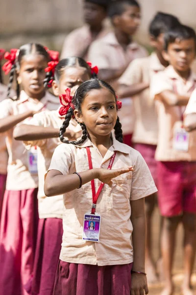 Belgesel yayın görüntü. Pazartesi sabahı üniformalar öğrencilerle okul geçit Hindistan,