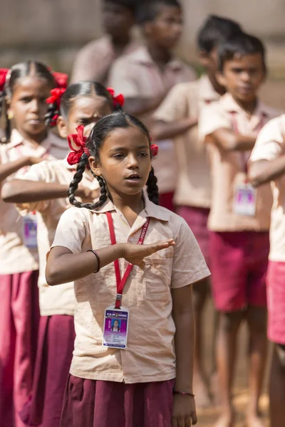 Belgesel yayın görüntü. Pazartesi sabahı üniformalar öğrencilerle okul geçit Hindistan,