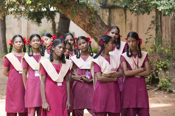 Belgesel yayın görüntü. Pazartesi sabahı üniformalar öğrencilerle okul geçit Hindistan,