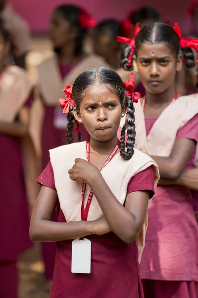 Belgesel yayın görüntü. Pazartesi sabahı üniformalar öğrencilerle okul geçit Hindistan,