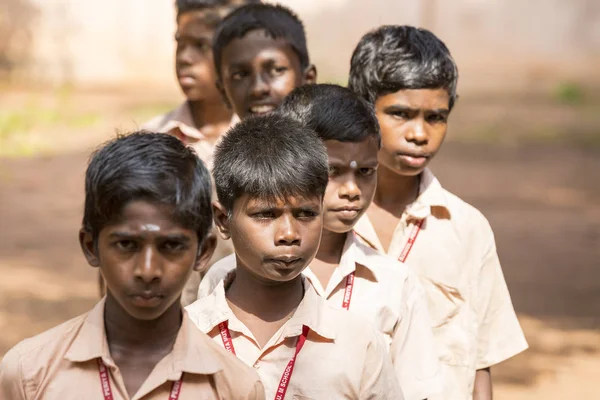Belgesel yayın görüntü. Pazartesi sabahı üniformalar öğrencilerle okul geçit Hindistan,