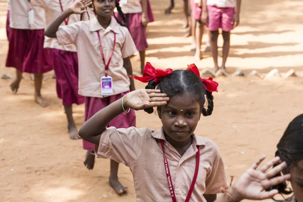 Belgesel yayın görüntü. Pazartesi sabahı üniformalar öğrencilerle okul geçit Hindistan,