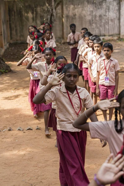 Belgesel yayın görüntü. Pazartesi sabahı üniformalar öğrencilerle okul geçit Hindistan,