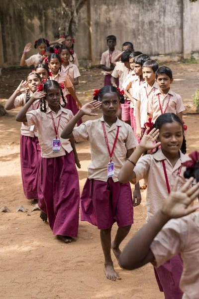 Belgesel yayın görüntü. Pazartesi sabahı üniformalar öğrencilerle okul geçit Hindistan,