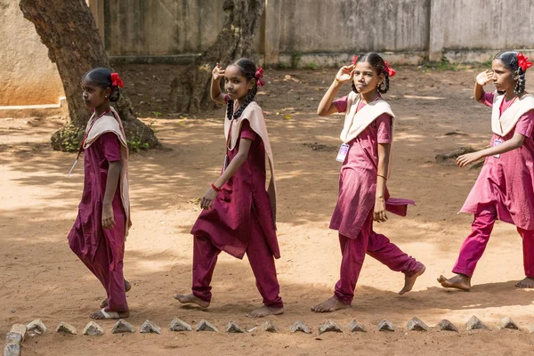 Belgesel yayın görüntü. Pazartesi sabahı üniformalar öğrencilerle okul geçit Hindistan,