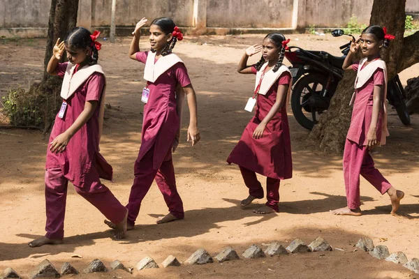 Belgesel yayın görüntü. Pazartesi sabahı üniformalar öğrencilerle okul geçit Hindistan,