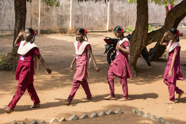 Belgesel yayın görüntü. Pazartesi sabahı üniformalar öğrencilerle okul geçit Hindistan,