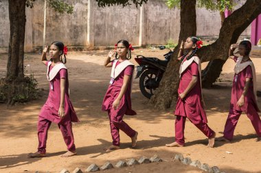 Belgesel yayın görüntü. Pazartesi sabahı üniformalar öğrencilerle okul geçit Hindistan,