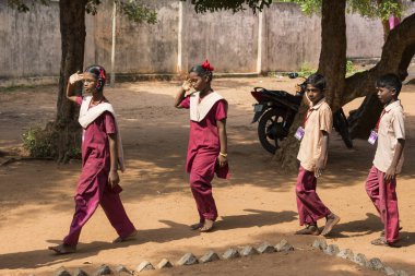 Belgesel yayın görüntü. Pazartesi sabahı üniformalar öğrencilerle okul geçit Hindistan,