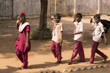 Belgesel yayın görüntü. Pazartesi sabahı üniformalar öğrencilerle okul geçit Hindistan,