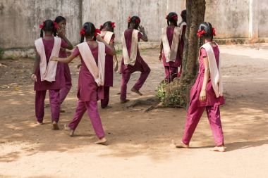 Belgesel yayın görüntü. Pazartesi sabahı üniformalar öğrencilerle okul geçit Hindistan,