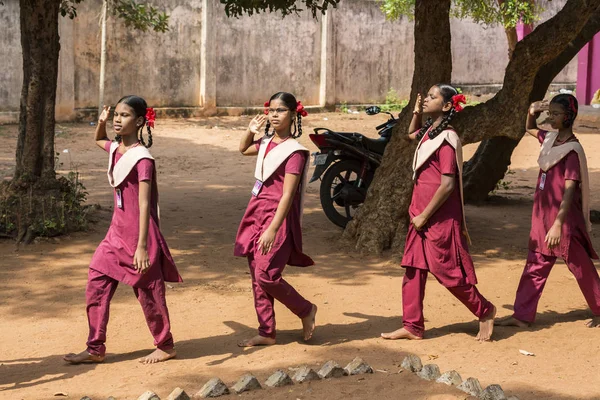 Belgesel yayın görüntü. Pazartesi sabahı üniformalar öğrencilerle okul geçit Hindistan,