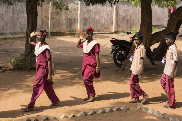 Belgesel yayın görüntü. Pazartesi sabahı üniformalar öğrencilerle okul geçit Hindistan,