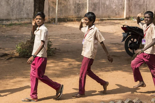 Belgesel yayın görüntü. Pazartesi sabahı üniformalar öğrencilerle okul geçit Hindistan,