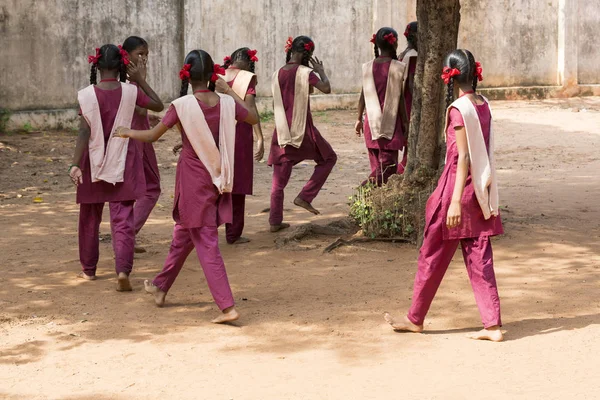 Belgesel yayın görüntü. Pazartesi sabahı üniformalar öğrencilerle okul geçit Hindistan,