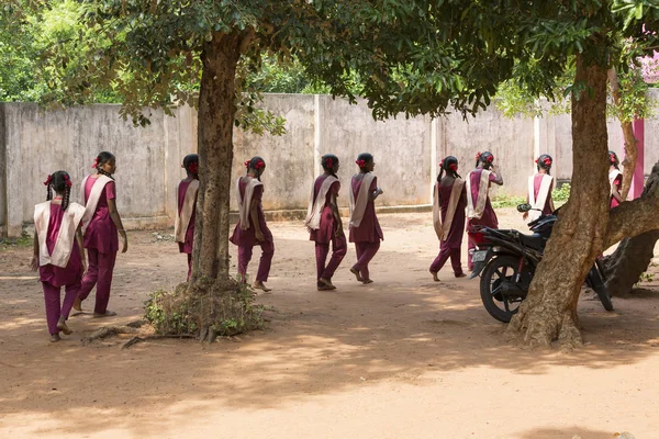 Belgesel yayın görüntü. Pazartesi sabahı üniformalar öğrencilerle okul geçit Hindistan,