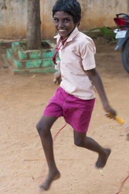 Belgesel yayın görüntü. Mutlu pozitif çocuk oyun atlama ve açık havada gülüyor ip atlama oyun