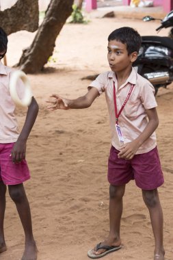 Belgesel yayın görüntü. Çocuklar ve öğretmenler okulun açık sporu.