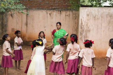Belgesel yayın görüntü. Çocuklar ve öğretmenler okulun açık sporu.