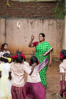 Belgesel yayın görüntü. Çocuklar ve öğretmenler okulun açık sporu.