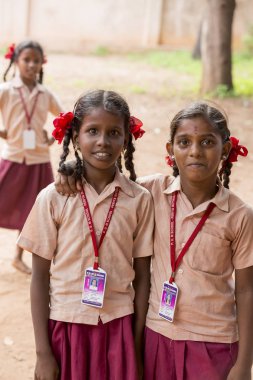 Belgesel yayın görüntü. Çocuklar ve öğretmenler okulun açık sporu.