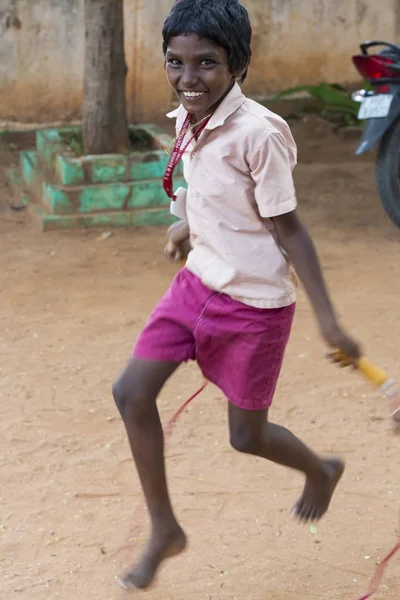 Belgesel yayın görüntü. Mutlu pozitif çocuk oyun atlama ve açık havada gülüyor ip atlama oyun