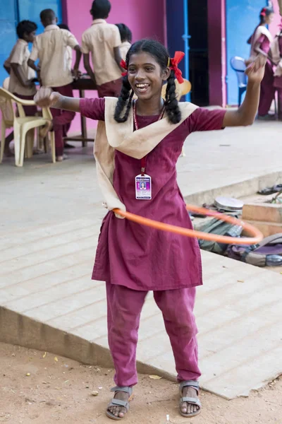 Belgesel yayın görüntü. Genç çocuk ile Hula Hoop yaz alan içinde okulda çalış