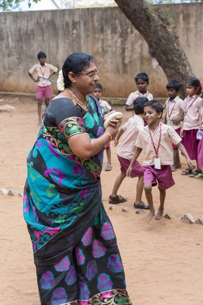Belgesel yayın görüntü. Çocuklar ve öğretmenler okulun açık sporu.