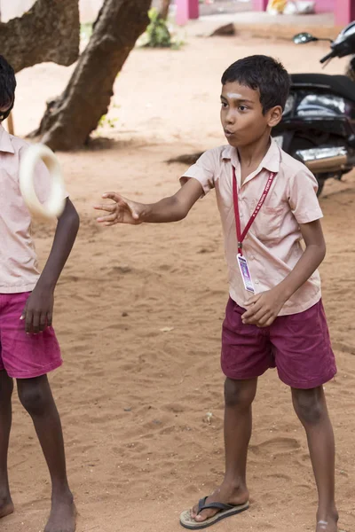 Belgesel yayın görüntü. Çocuklar ve öğretmenler okulun açık sporu.