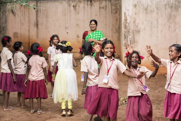 Belgesel yayın görüntü. Çocuklar ve öğretmenler okulun açık sporu.