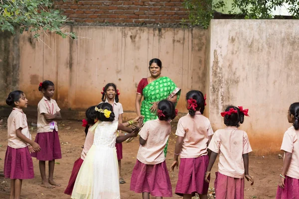 Belgesel yayın görüntü. Çocuklar ve öğretmenler okulun açık sporu.